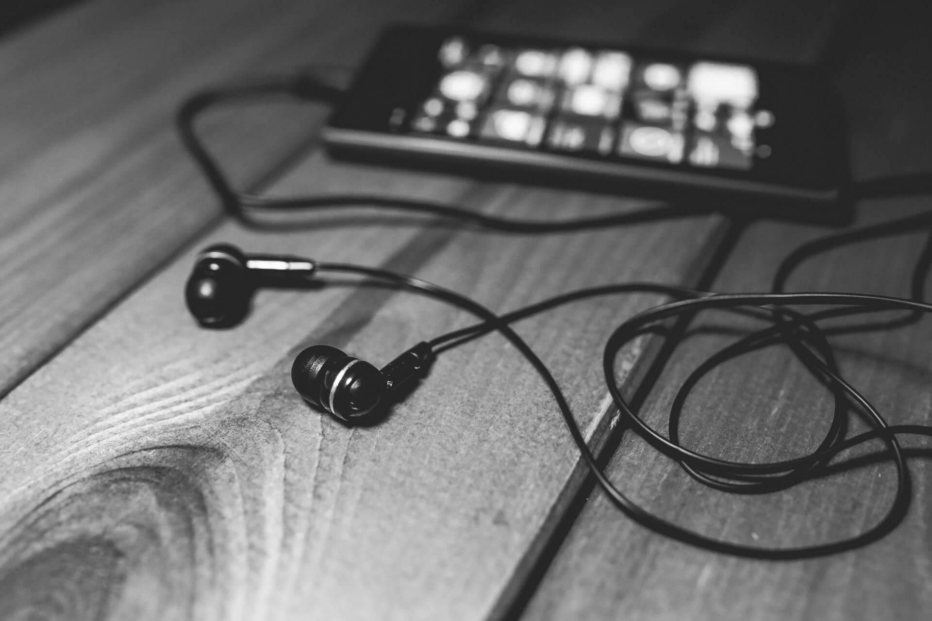 desk-music-headphones-earphones